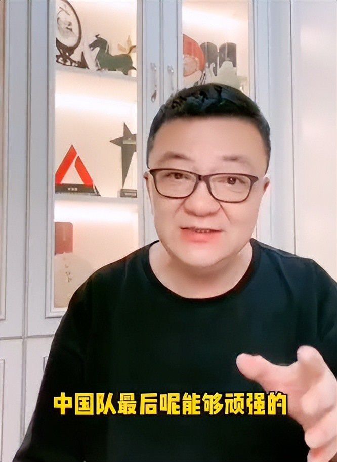 年届八十的克鲁格夫人（Monica Bleibtreu）有极深的钢琴成就，由于躲有不为人知的芳华奥秘，她六十年来如一日地在一所女囚牢狱传授钢琴，不在意有没有薪水，也不在意学生的多寡。费力周折将一架极新的钢琴搬到牢狱后，她的钢琴课却因一位学生的自杀面对被终结的危险。替身顶罪的背叛女孩杰妮（Hannah Herzsprung）要肄业钢琴，但因举止卤莽遭到克鲁格夫人的谢绝，前者自顾自地弹下贱畅、豪情、猖獗的音符，后者发现她在音乐上不成限量的才调，定下刻薄前提承诺教她，又逼迫她往加入一个专门发掘21岁以下的天才钢琴师的年夜赛。渐渐地，音乐打破了两人庞大的春秋差距，她们曾受过极重繁重创伤的心灵也垂垂经由过程彼此取得安慰，但是，一切并不是概况般海不扬波。